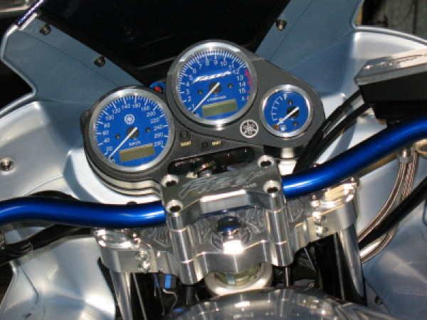 Tachoumbau mit Fazer-Schriftzug/Gabelbrcke von RRT