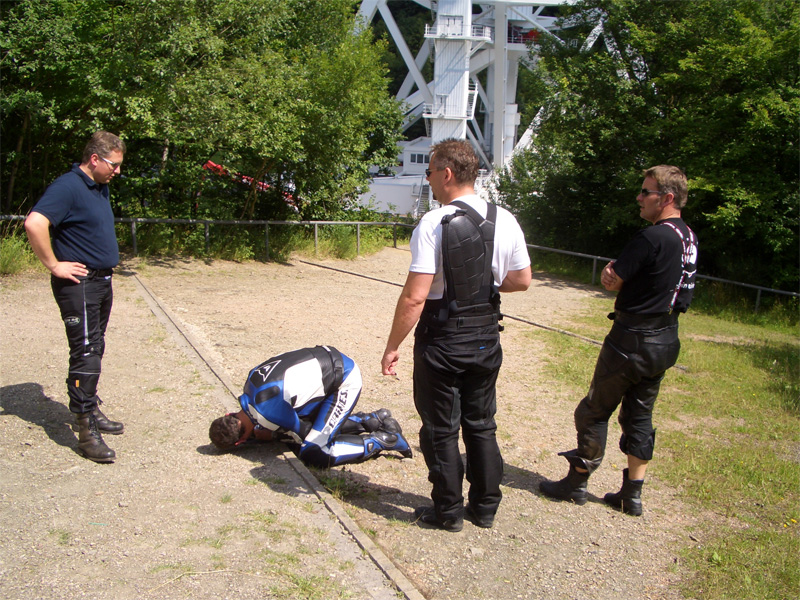 Sascha buckt sich am Radioteleskop